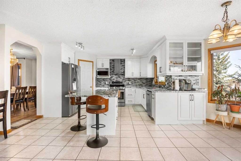 220 Edgeridge Gardens Nw, Calgary, AB - Indoor Photo Showing Kitchen With Upgraded Kitchen