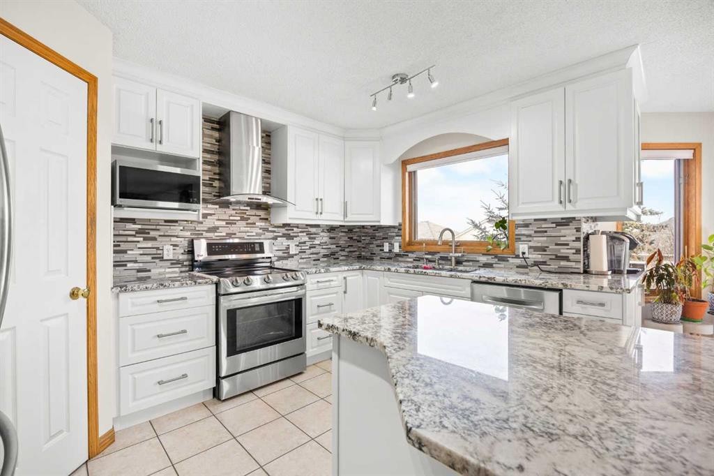 220 Edgeridge Gardens Nw, Calgary, AB - Indoor Photo Showing Kitchen With Upgraded Kitchen
