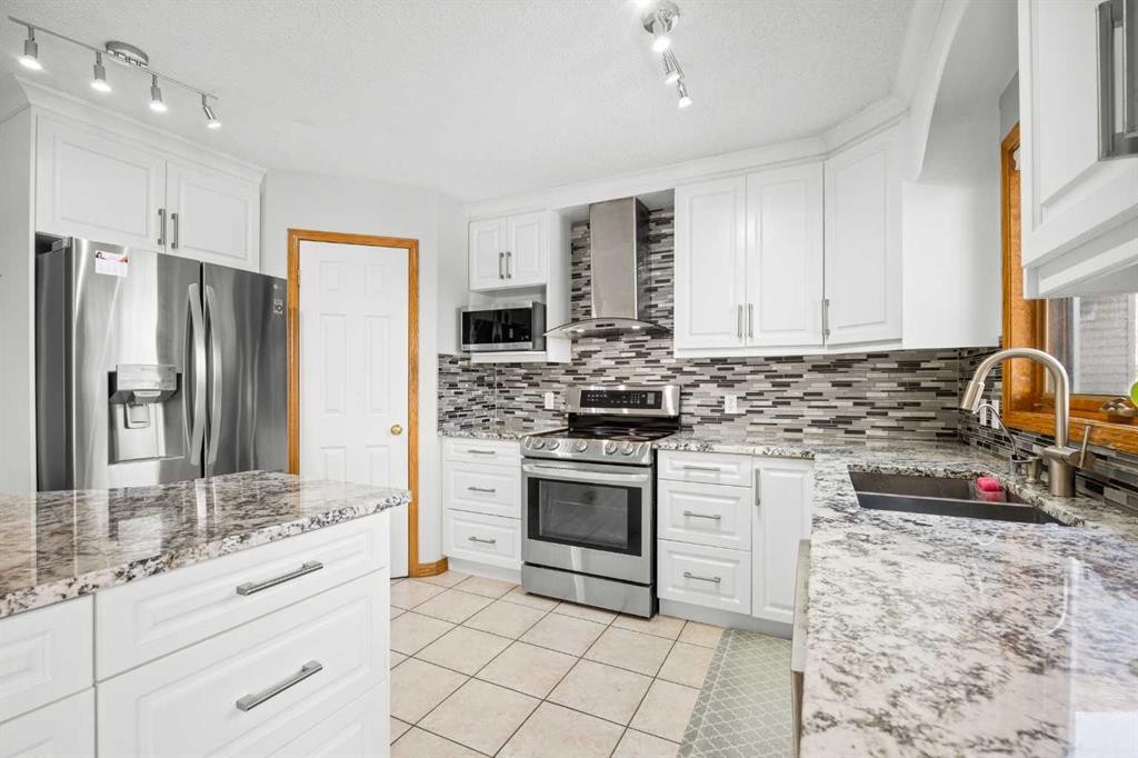 220 Edgeridge Gardens Nw, Calgary, AB - Indoor Photo Showing Kitchen With Stainless Steel Kitchen With Double Sink With Upgraded Kitchen