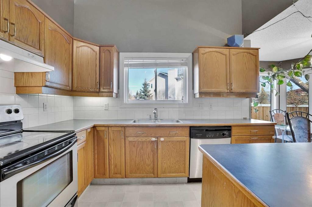 157 Riverview Park, Calgary, AB - Indoor Photo Showing Kitchen