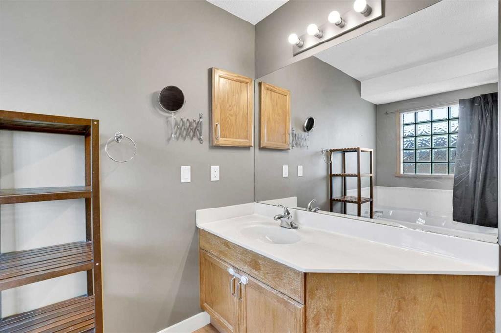 157 Riverview Park, Calgary, AB - Indoor Photo Showing Bathroom