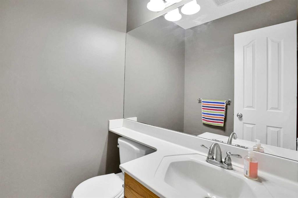 157 Riverview Park, Calgary, AB - Indoor Photo Showing Bathroom