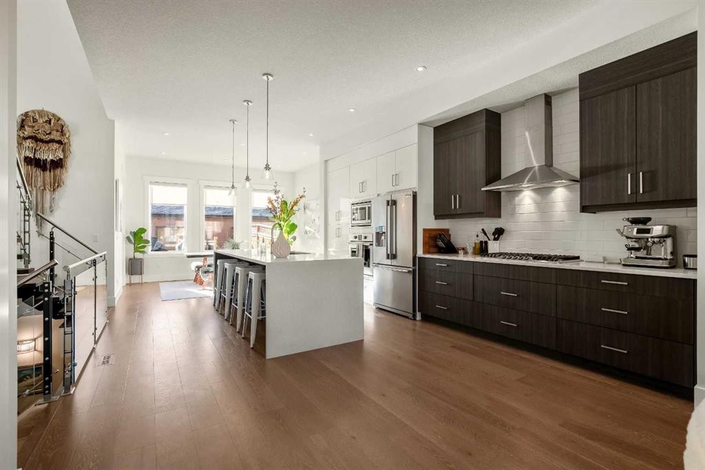 303 30 Avenue Ne, Calgary, AB - Indoor Photo Showing Kitchen With Upgraded Kitchen