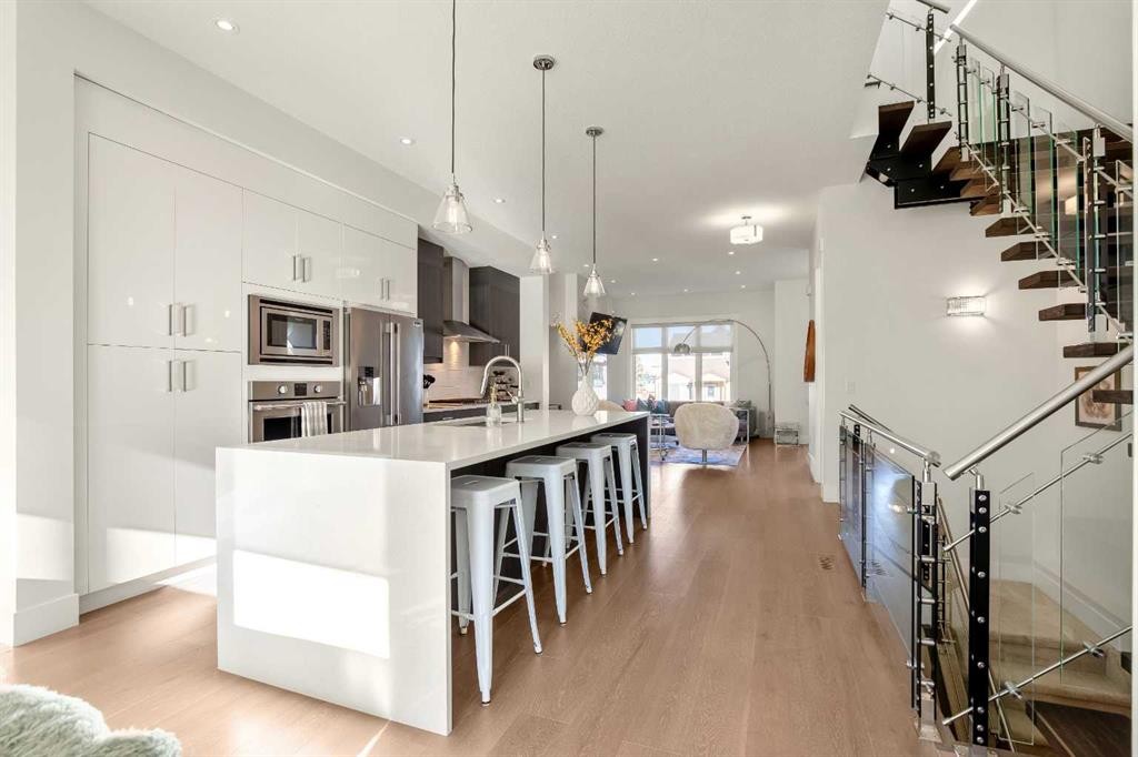 303 30 Avenue Ne, Calgary, AB - Indoor Photo Showing Kitchen With Upgraded Kitchen