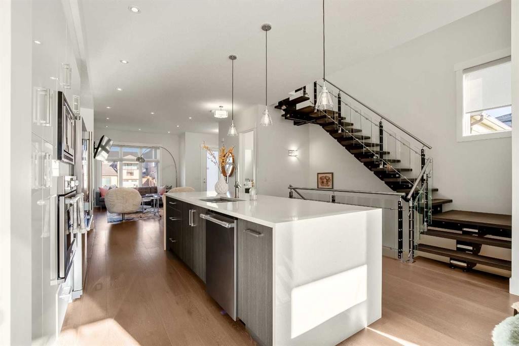 303 30 Avenue Ne, Calgary, AB - Indoor Photo Showing Kitchen With Upgraded Kitchen