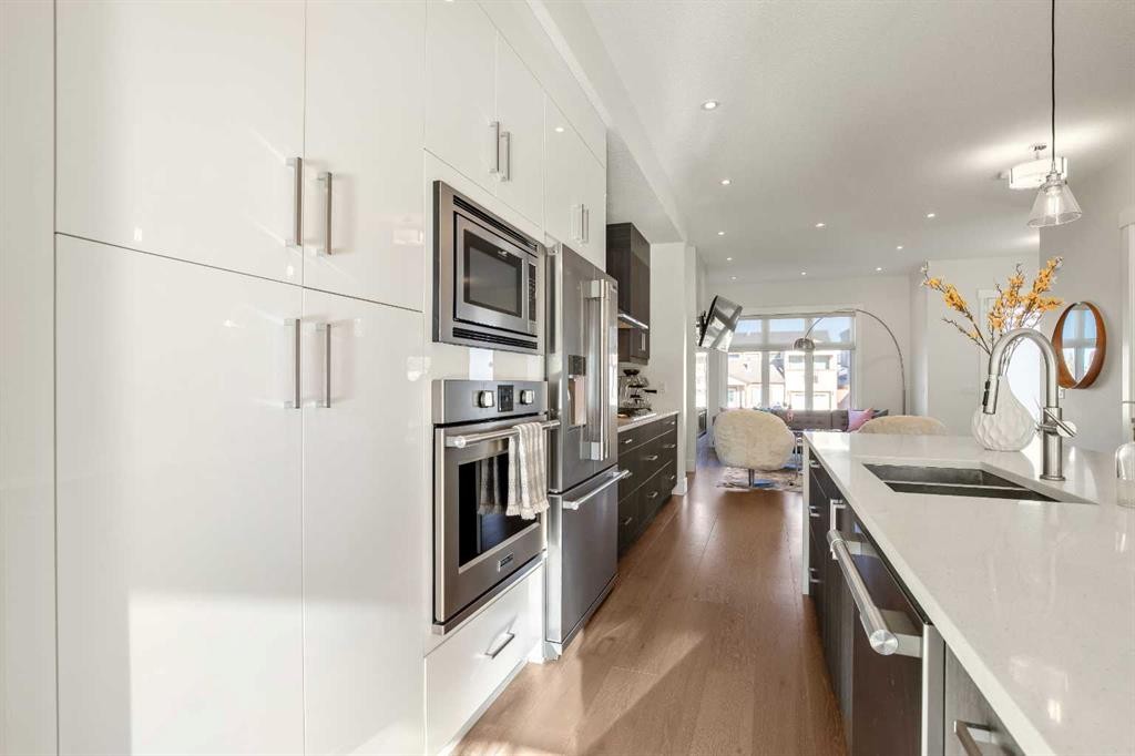 303 30 Avenue Ne, Calgary, AB - Indoor Photo Showing Kitchen With Double Sink With Upgraded Kitchen