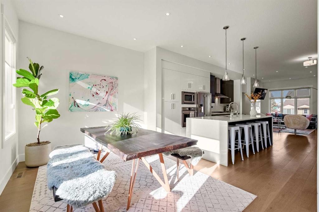 303 30 Avenue Ne, Calgary, AB - Indoor