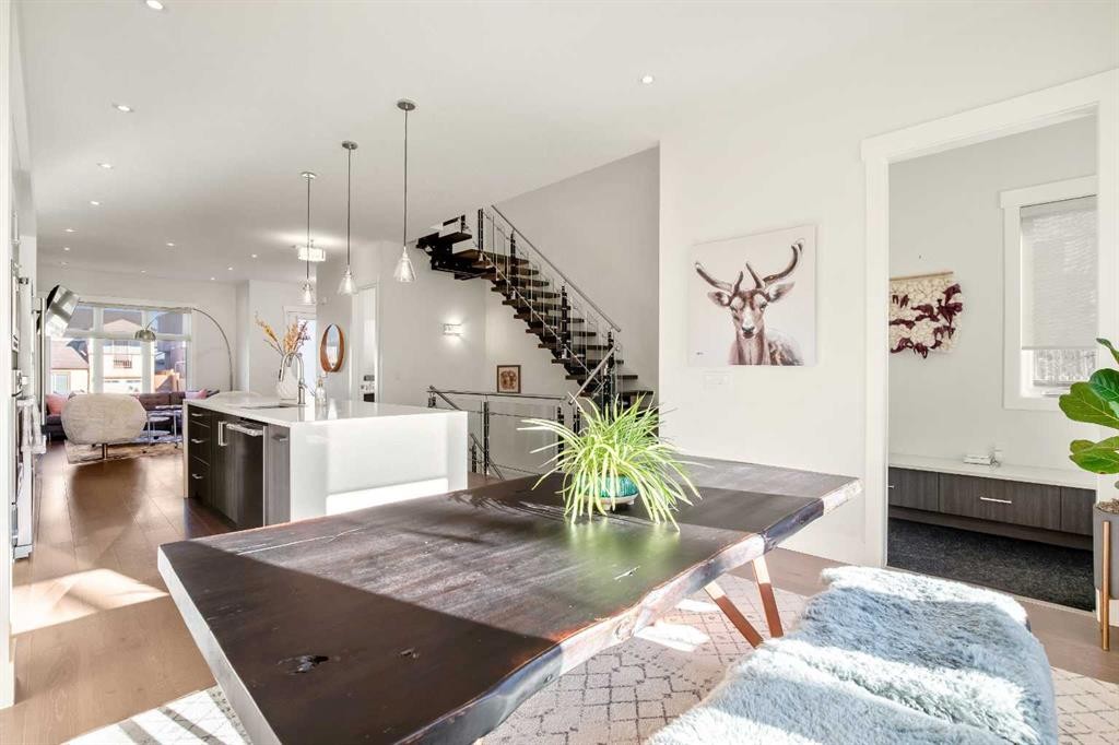 303 30 Avenue Ne, Calgary, AB - Indoor