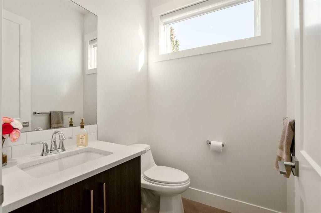 303 30 Avenue Ne, Calgary, AB - Indoor Photo Showing Bathroom