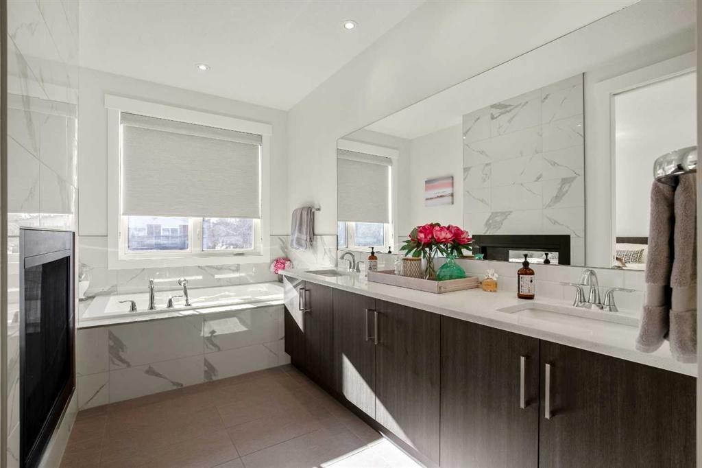 303 30 Avenue Ne, Calgary, AB - Indoor Photo Showing Bathroom