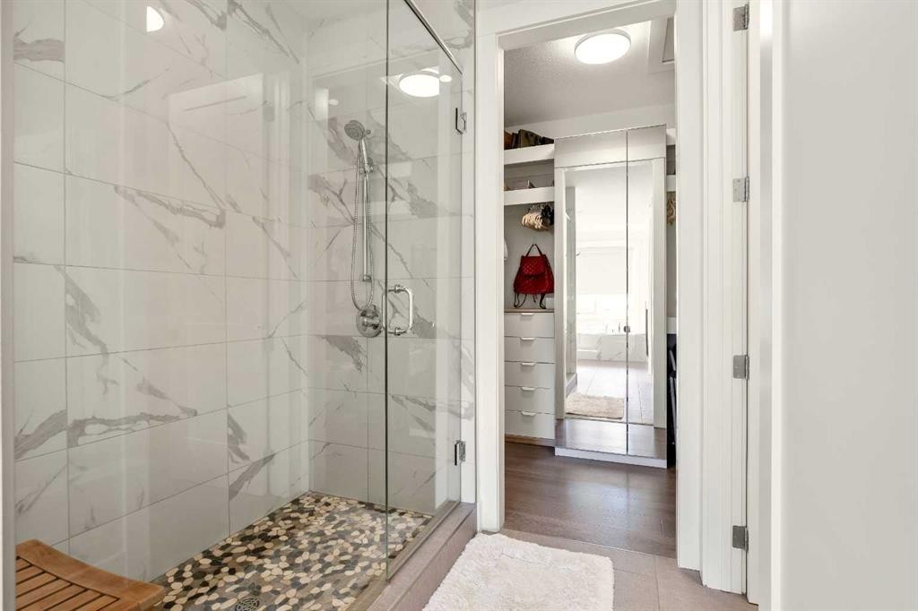 303 30 Avenue Ne, Calgary, AB - Indoor Photo Showing Bathroom