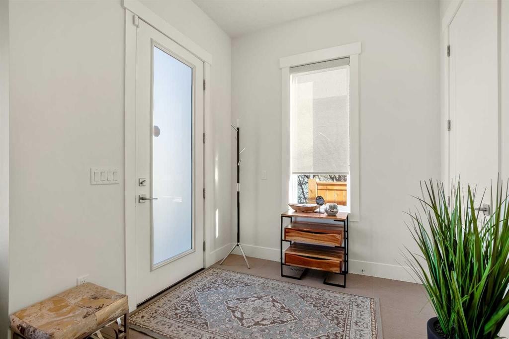 303 30 Avenue Ne, Calgary, AB - Indoor Photo Showing Other Room