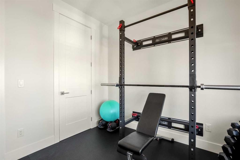 303 30 Avenue Ne, Calgary, AB - Indoor