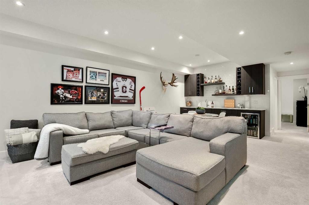 303 30 Avenue Ne, Calgary, AB - Indoor Photo Showing Living Room