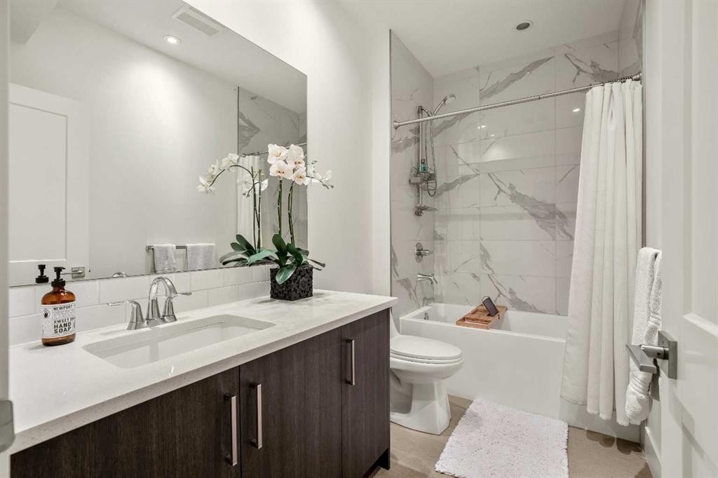 303 30 Avenue Ne, Calgary, AB - Indoor Photo Showing Bathroom