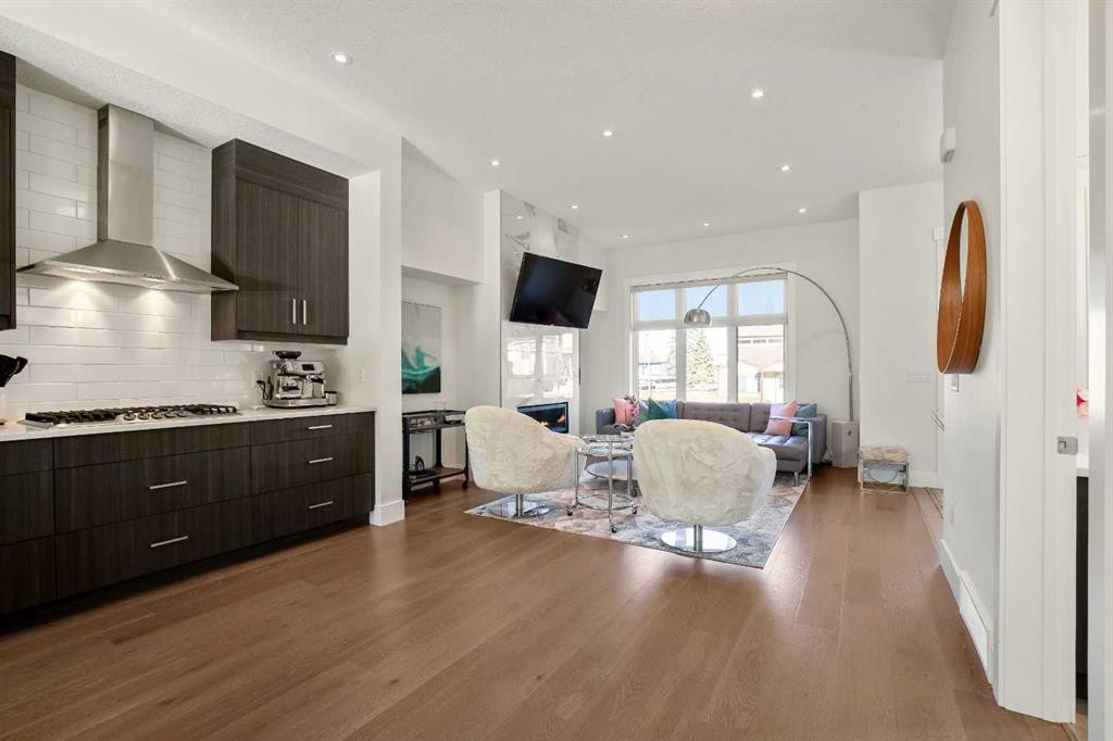 303 30 Avenue Ne, Calgary, AB - Indoor Photo Showing Kitchen With Upgraded Kitchen