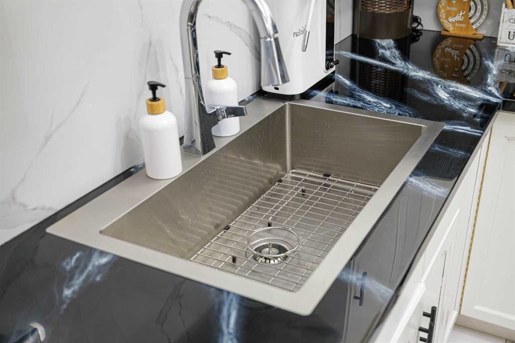 13 Mt. Aberdeen Manor Se, Calgary, AB - Indoor Photo Showing Other Room