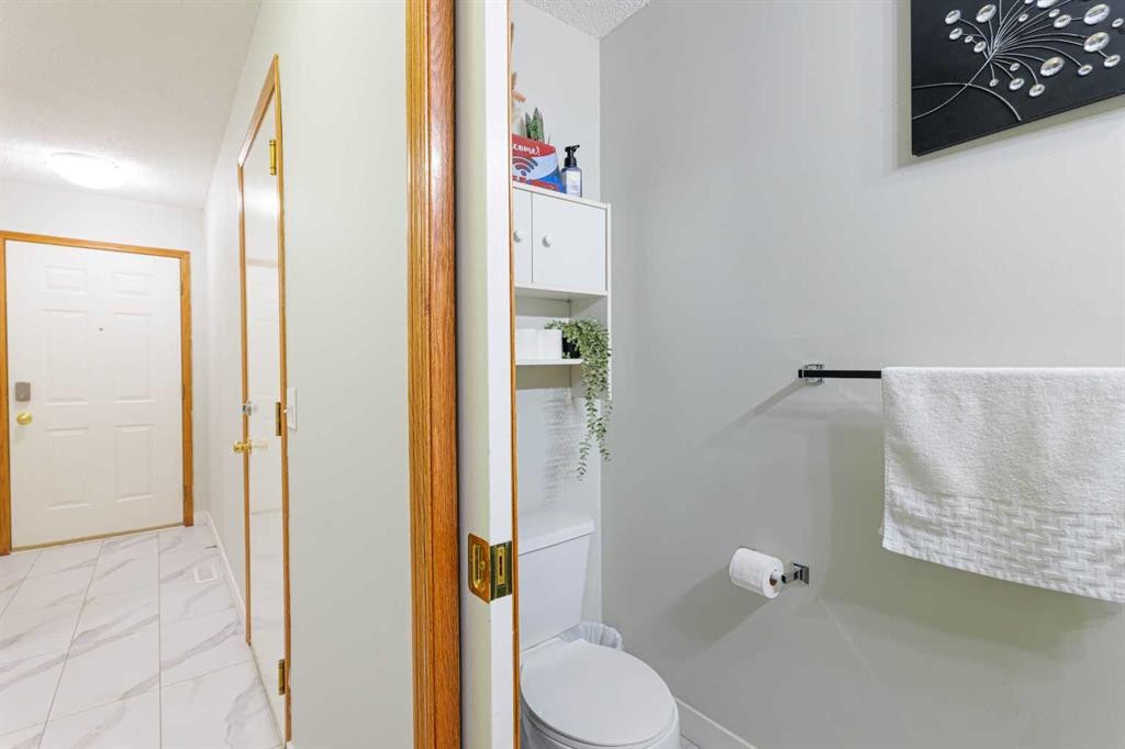 13 Mt. Aberdeen Manor Se, Calgary, AB - Indoor Photo Showing Bathroom