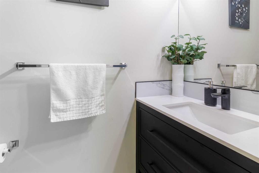 13 Mt. Aberdeen Manor Se, Calgary, AB - Indoor Photo Showing Bathroom
