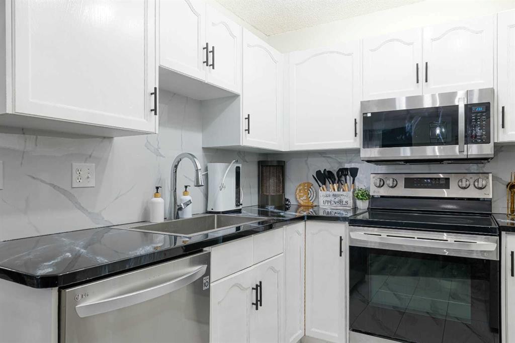 13 Mt. Aberdeen Manor Se, Calgary, AB - Indoor Photo Showing Kitchen