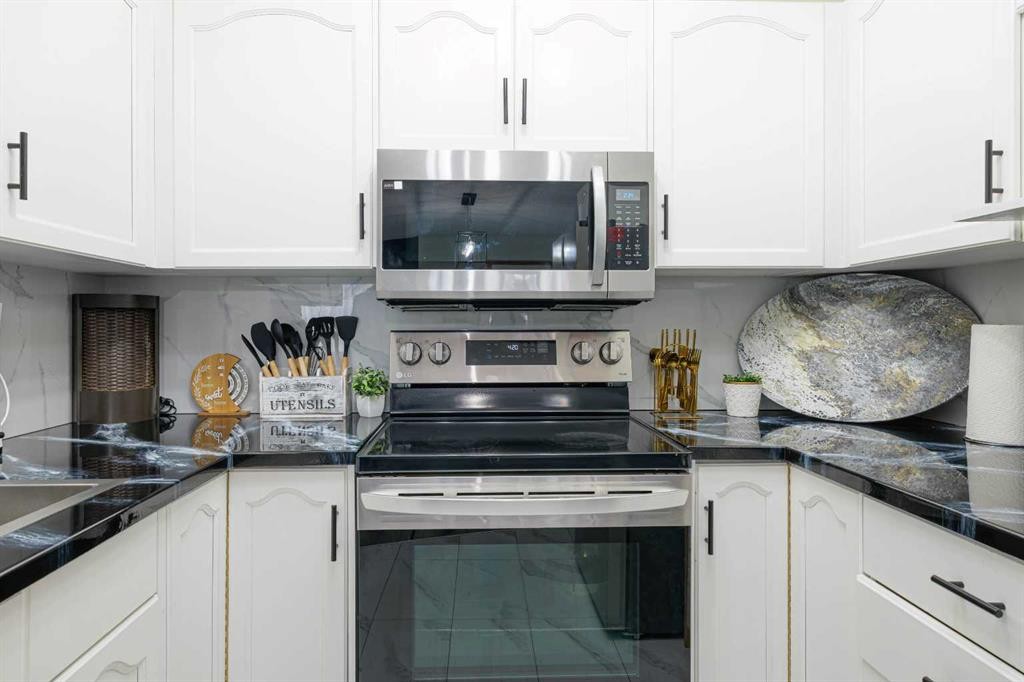 13 Mt. Aberdeen Manor Se, Calgary, AB - Indoor Photo Showing Kitchen With Double Sink