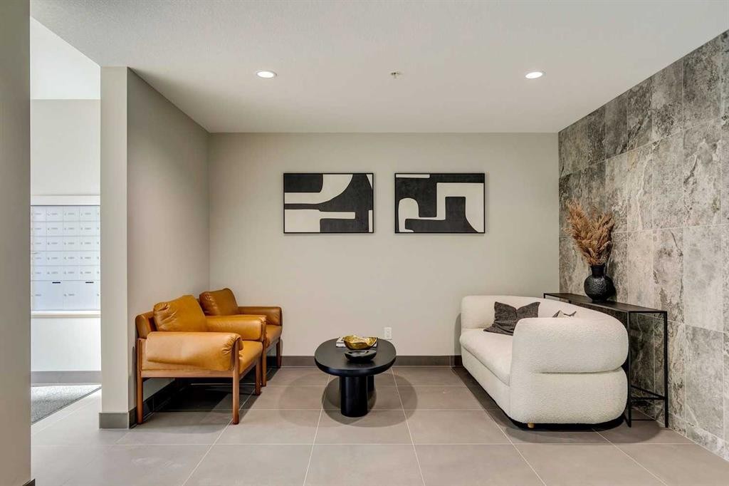 408-660 Shawnee Square Sw, Calgary, AB - Indoor Photo Showing Other Room