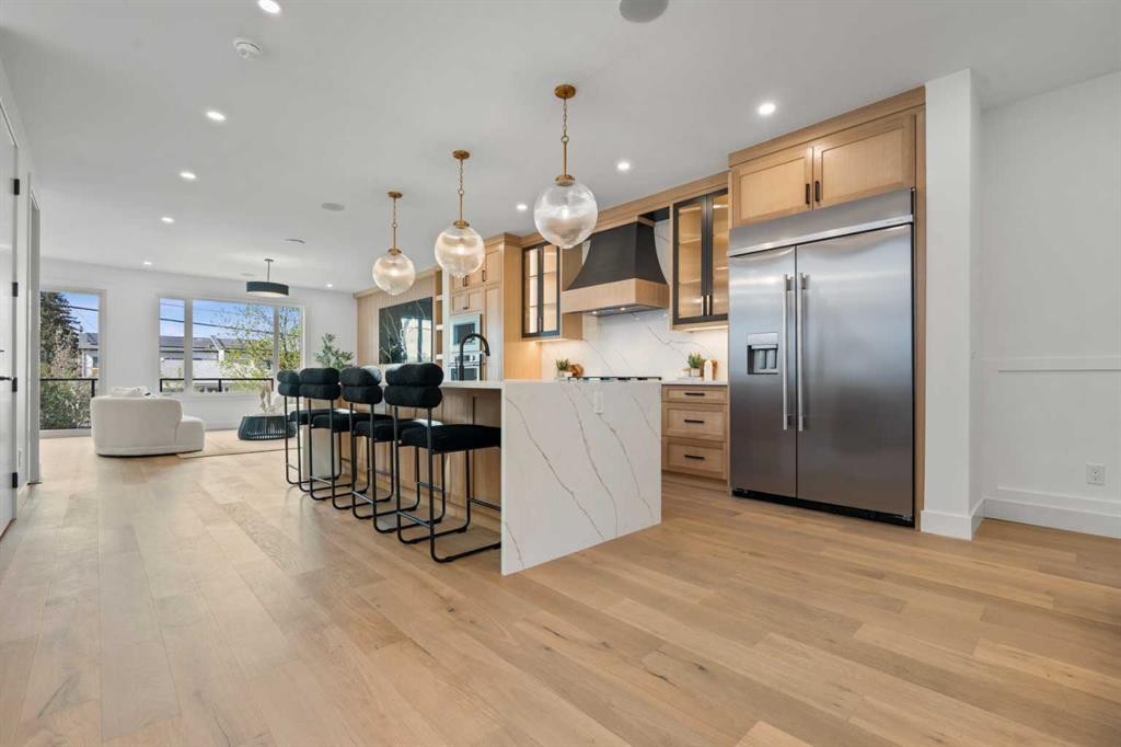 422 36 Avenue Nw, Calgary, AB - Indoor Photo Showing Kitchen With Upgraded Kitchen