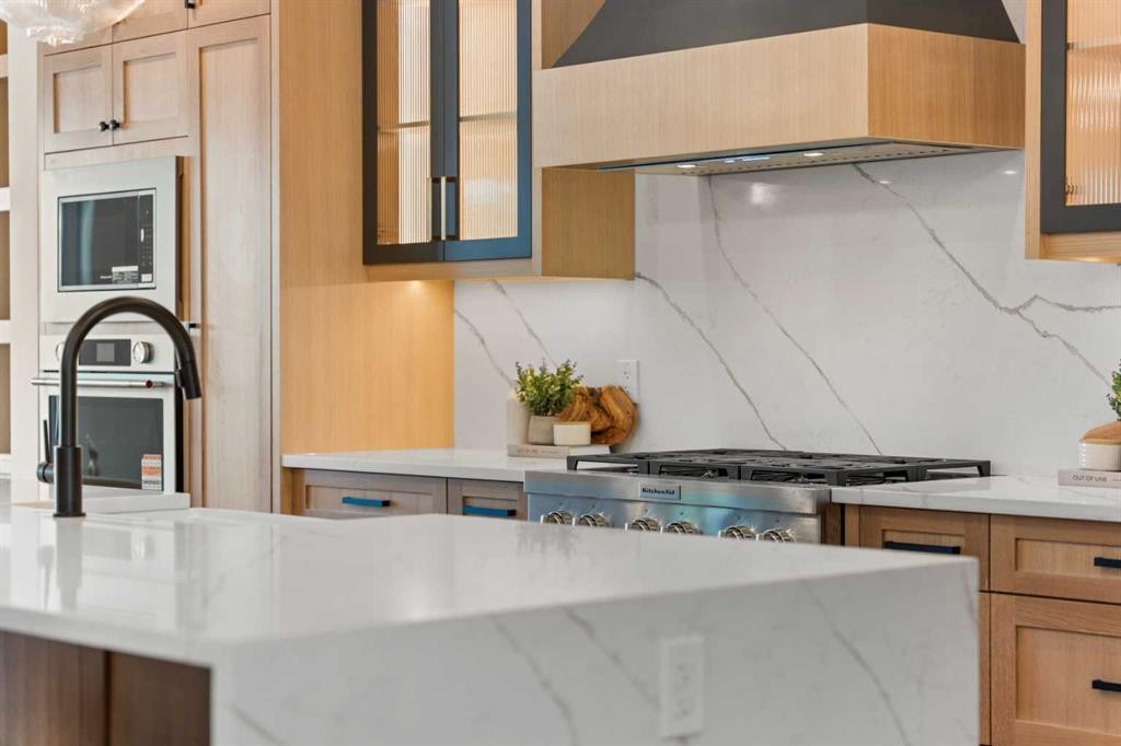 422 36 Avenue Nw, Calgary, AB - Indoor Photo Showing Kitchen