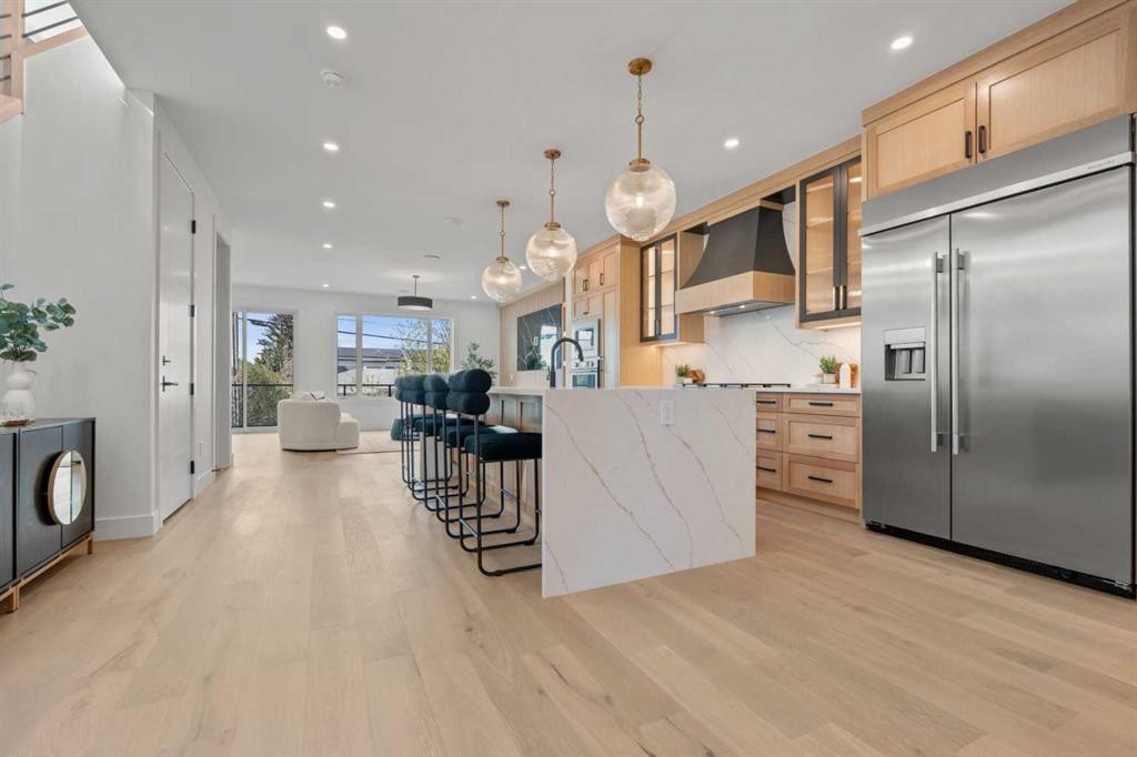422 36 Avenue Nw, Calgary, AB - Indoor Photo Showing Kitchen With Upgraded Kitchen
