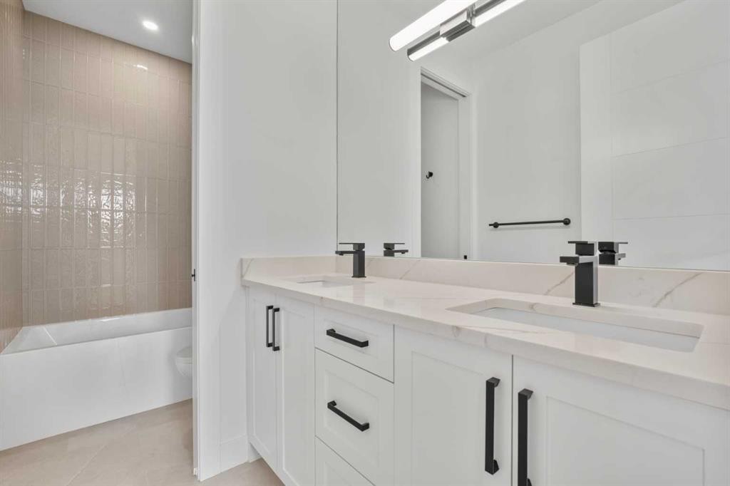 422 36 Avenue Nw, Calgary, AB - Indoor Photo Showing Bathroom
