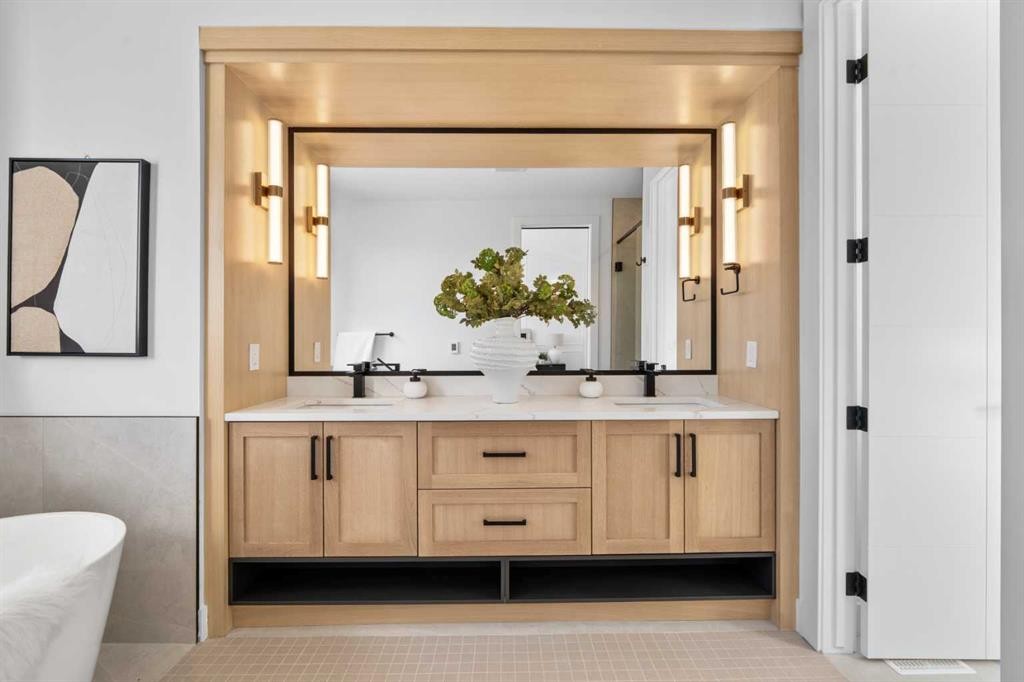 422 36 Avenue Nw, Calgary, AB - Indoor Photo Showing Bathroom