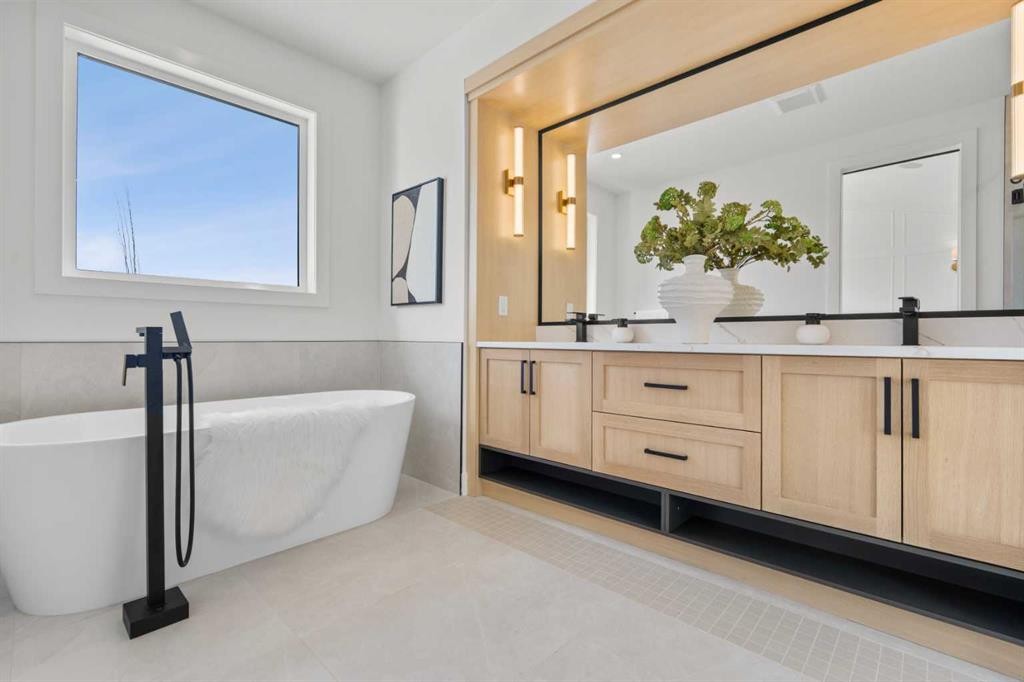 422 36 Avenue Nw, Calgary, AB - Indoor Photo Showing Bathroom