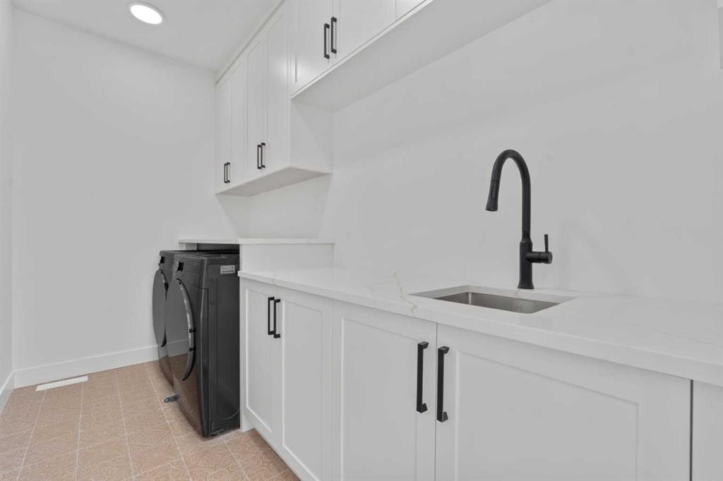 422 36 Avenue Nw, Calgary, AB - Indoor Photo Showing Other Room