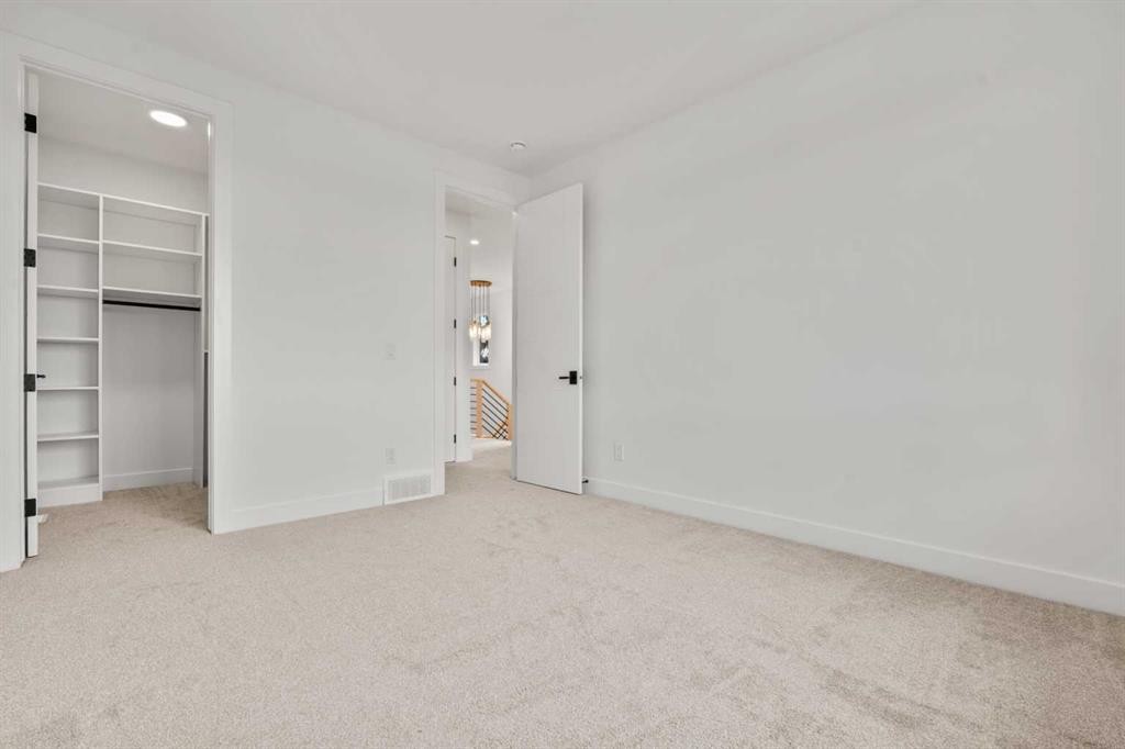422 36 Avenue Nw, Calgary, AB - Indoor Photo Showing Other Room