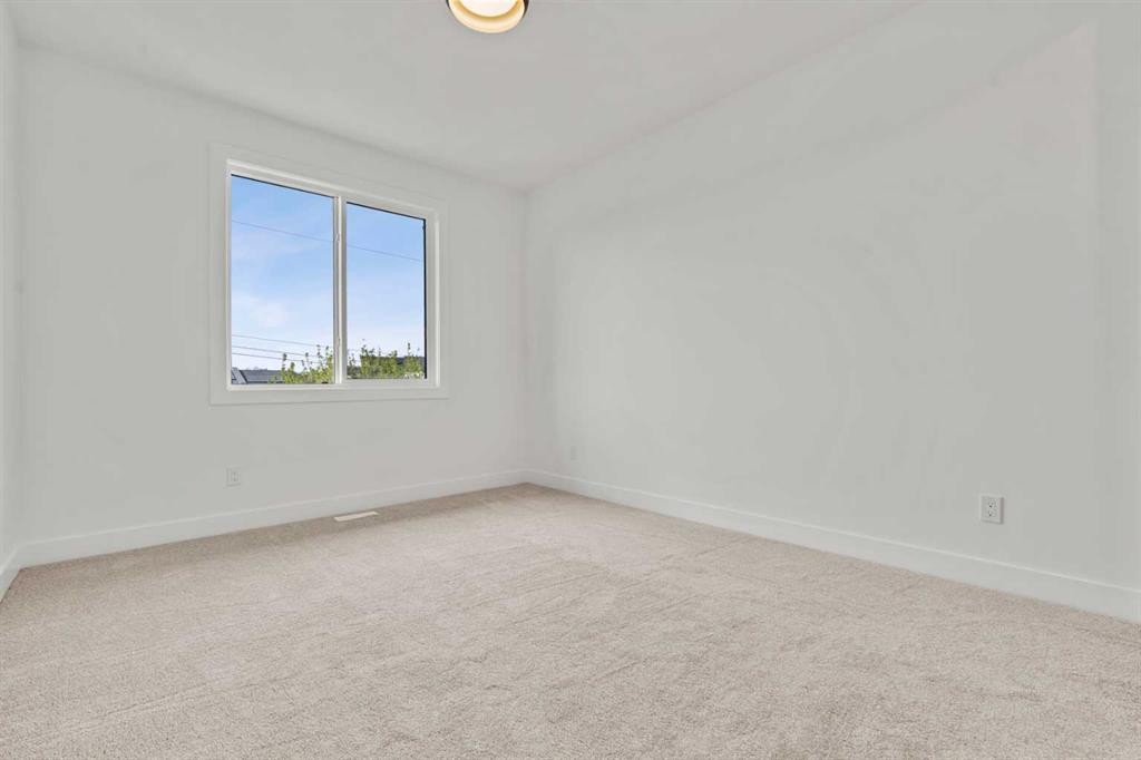 422 36 Avenue Nw, Calgary, AB - Indoor Photo Showing Other Room