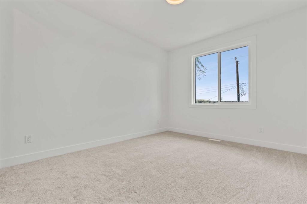 422 36 Avenue Nw, Calgary, AB - Indoor Photo Showing Other Room