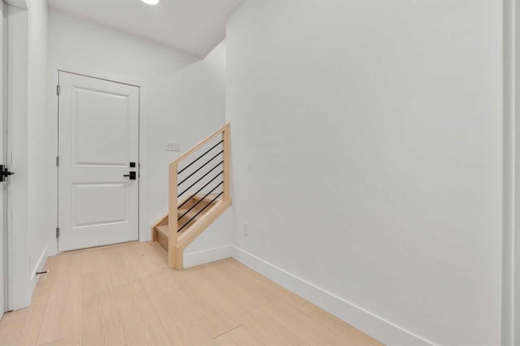422 36 Avenue Nw, Calgary, AB - Indoor Photo Showing Other Room