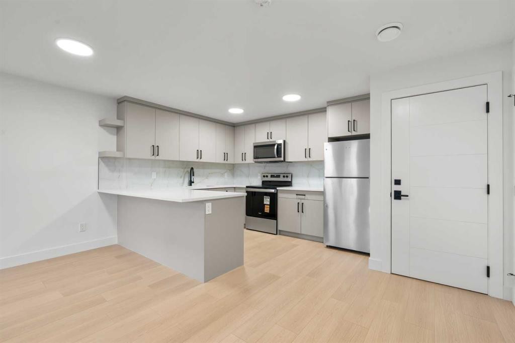 422 36 Avenue Nw, Calgary, AB - Indoor Photo Showing Kitchen