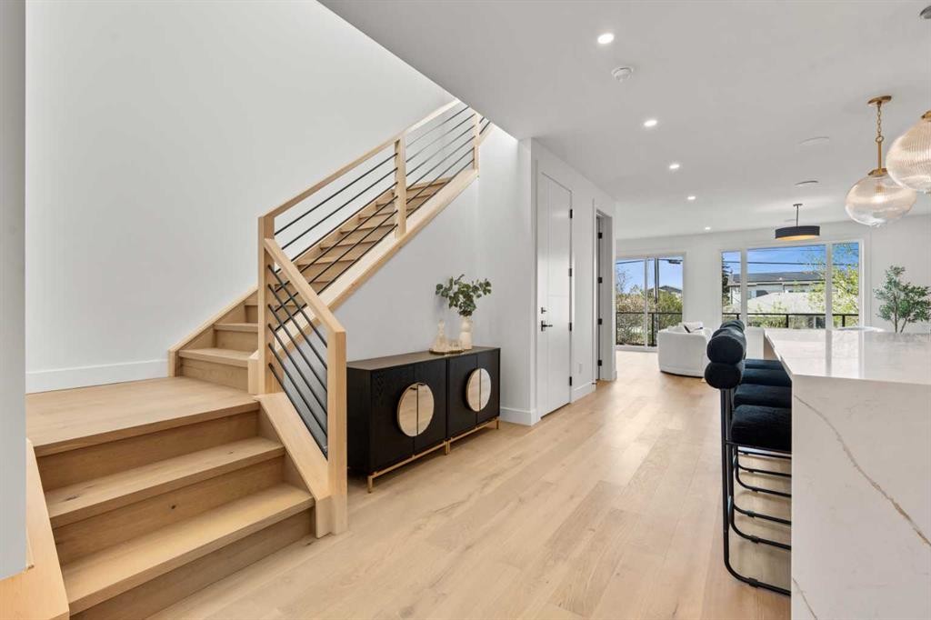 422 36 Avenue Nw, Calgary, AB - Indoor Photo Showing Other Room