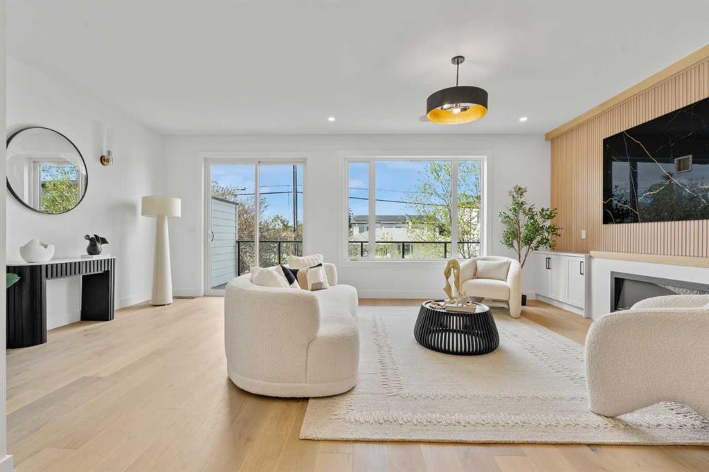 422 36 Avenue Nw, Calgary, AB - Indoor Photo Showing Living Room