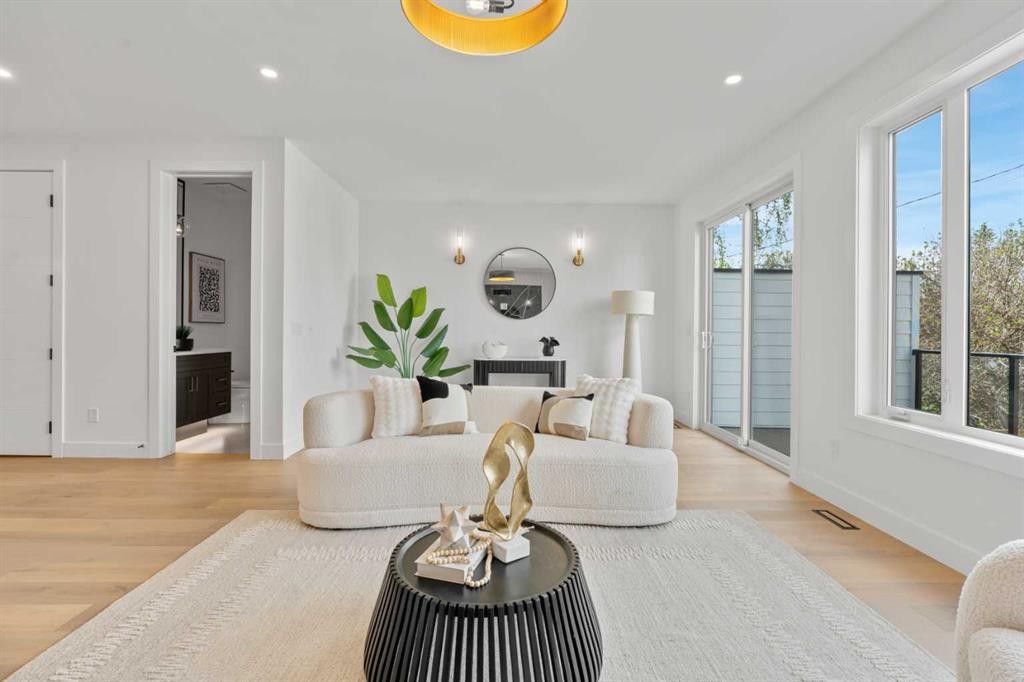 422 36 Avenue Nw, Calgary, AB - Indoor Photo Showing Living Room