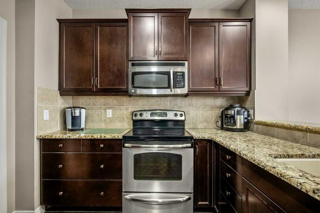 103 Panamount Common Nw, Calgary, AB - Indoor Photo Showing Kitchen