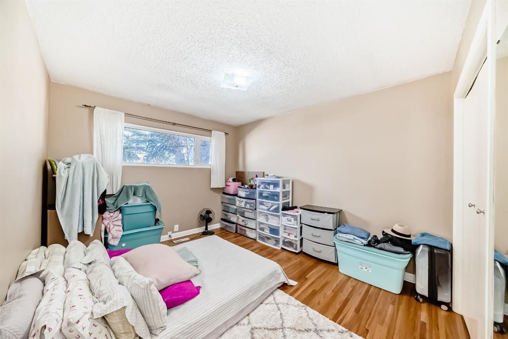 28 Winslow Crescent Sw, Calgary, AB - Indoor Photo Showing Bedroom