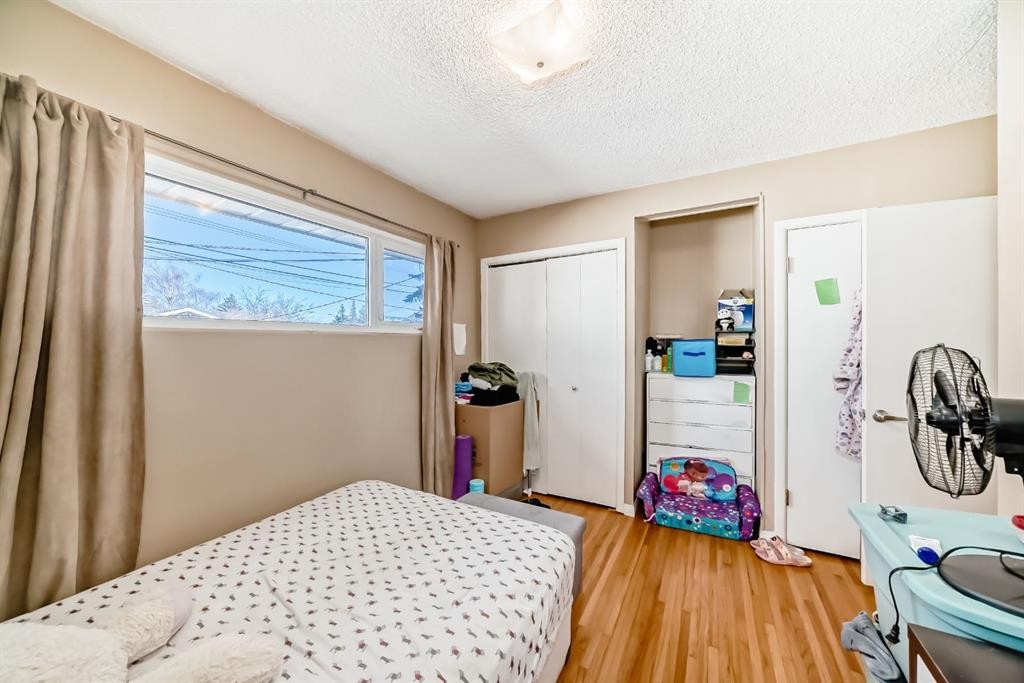 28 Winslow Crescent Sw, Calgary, AB - Indoor Photo Showing Bedroom