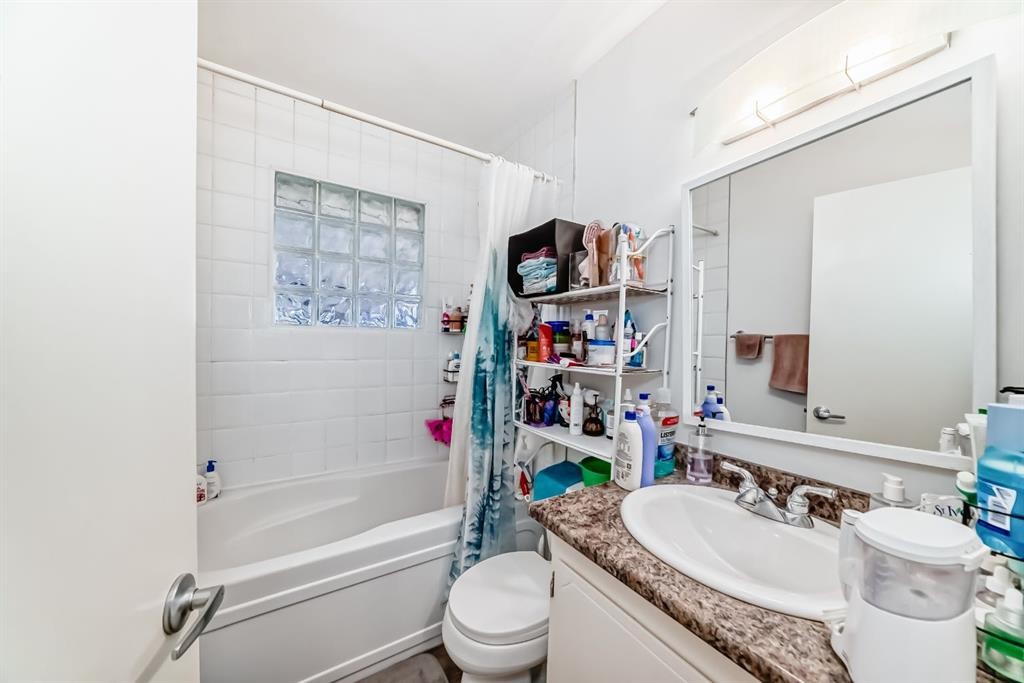 28 Winslow Crescent Sw, Calgary, AB - Indoor Photo Showing Bathroom