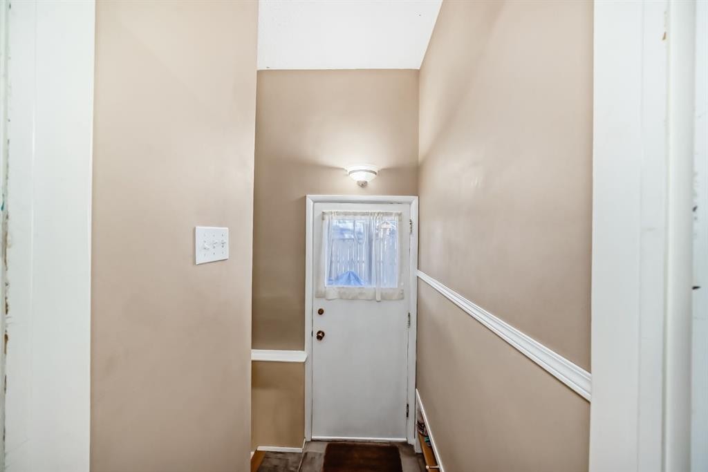 28 Winslow Crescent Sw, Calgary, AB - Indoor Photo Showing Other Room
