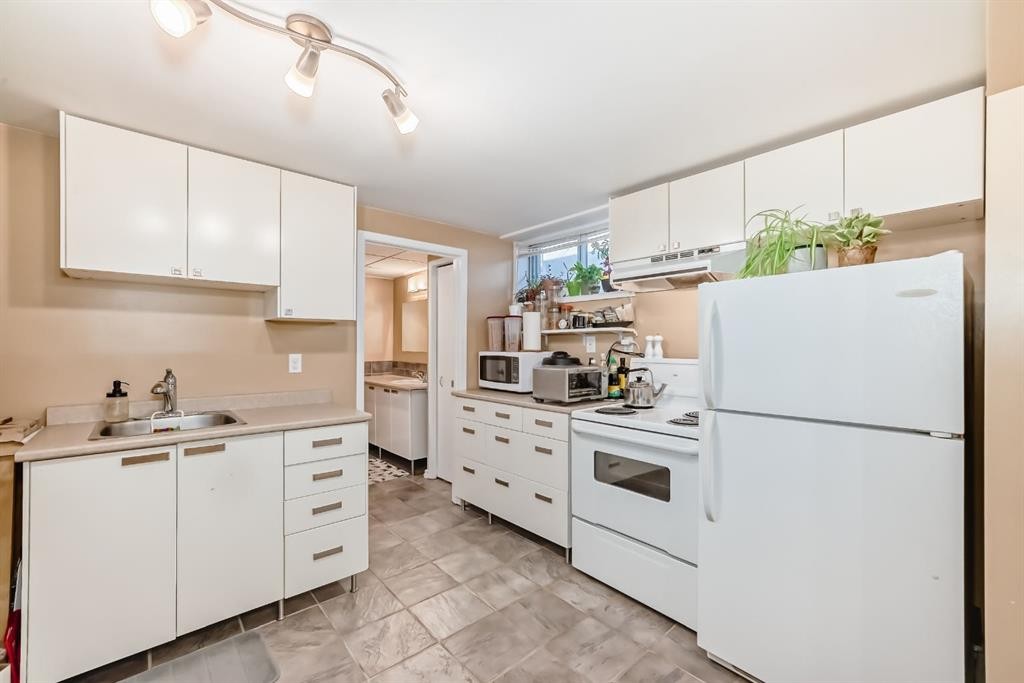 28 Winslow Crescent Sw, Calgary, AB - Indoor Photo Showing Kitchen