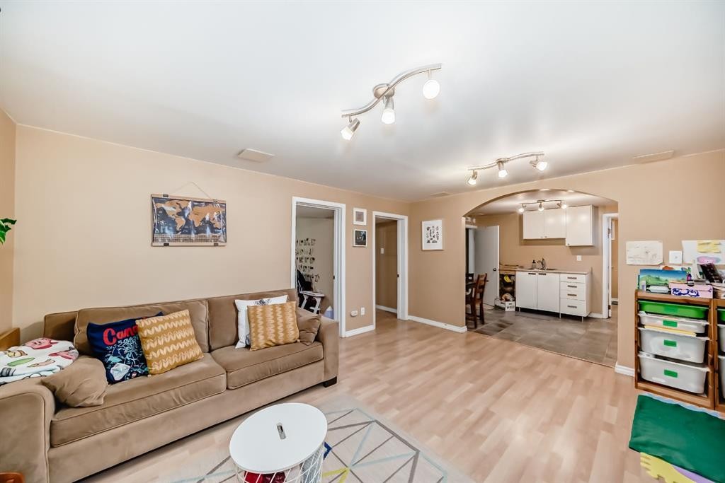 28 Winslow Crescent Sw, Calgary, AB - Indoor Photo Showing Living Room