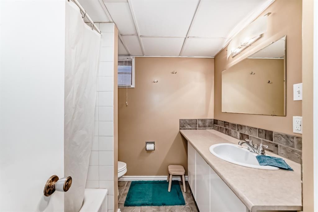 28 Winslow Crescent Sw, Calgary, AB - Indoor Photo Showing Bathroom