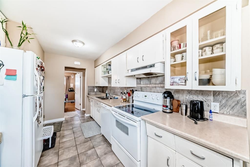 28 Winslow Crescent Sw, Calgary, AB - Indoor Photo Showing Kitchen With Double Sink